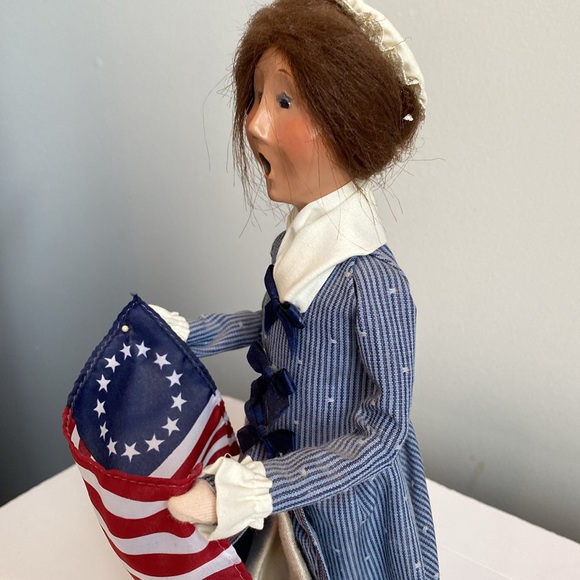 Byers' Choice Colonial Woman Holding American Flag - 2002 - Picture 5 of 10